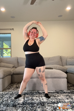 Sweaty Stepmom Seduces You Virtual Sex