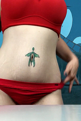 MILF Live Streams Her Belly Button And Stretchmarks